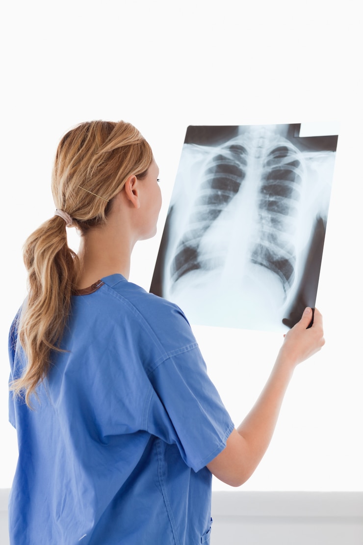 Foto linda doctora mirando una radiografía