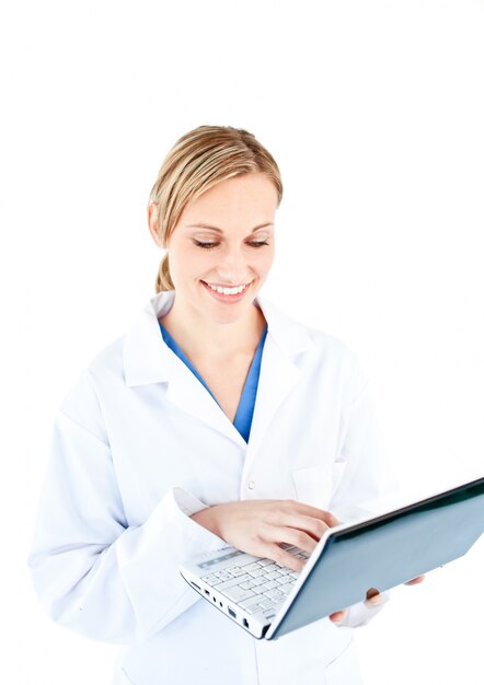 Linda doctora sosteniendo una computadora portátil