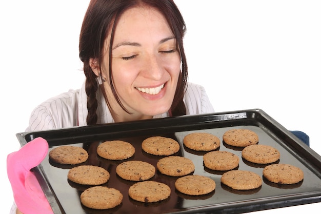 Linda dona de casa com cheiro de bolo