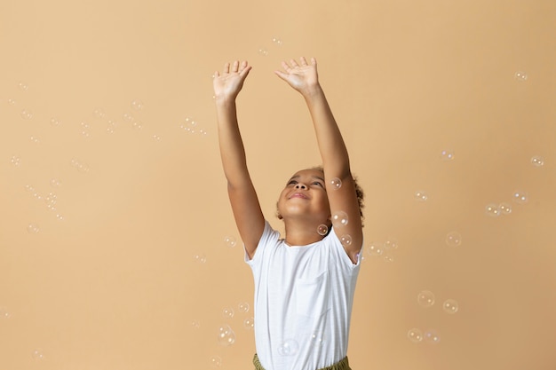 Foto linda e adorável garota celebrando a vida