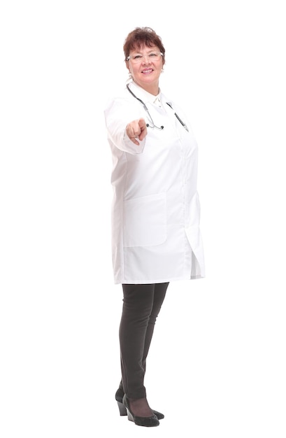 Linda e atraente e feliz médica enfermeira enfermeira em pé com os braços cruzados, isolado no branco