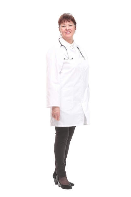 Linda e atraente feliz sorridente médica médica enfermeira em pé com os braços cruzados