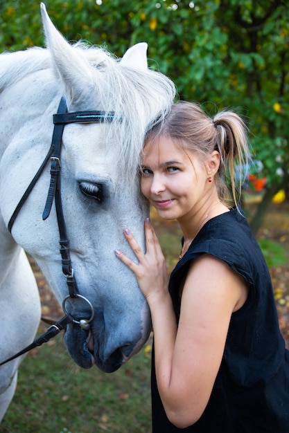 Linda e atraente jovem com um cavalo