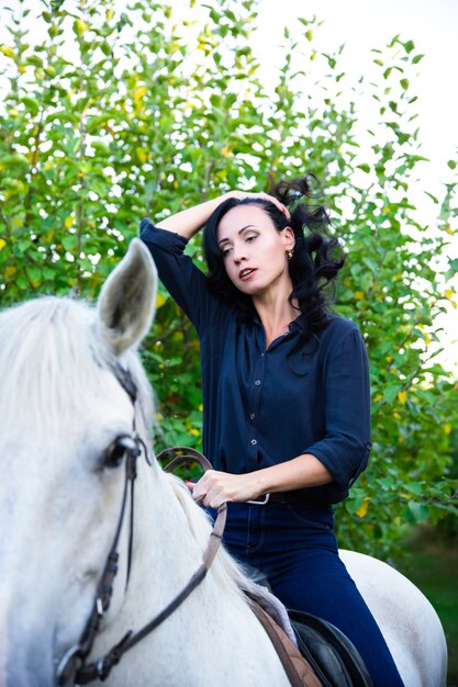 Linda e atraente jovem com um cavalo