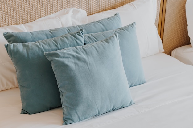 linda e confortável decoração de travesseiro no interior do quarto