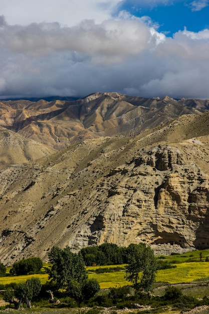 Linda e dramática paisagem tibetana com Farmalnd na vila Ghiling de Upper Mustang no Nepal