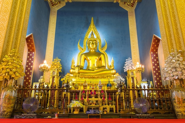 Linda e elegante estátua de Buda dourada na igreja principal do templo de mármore em Bangkok Tailândia