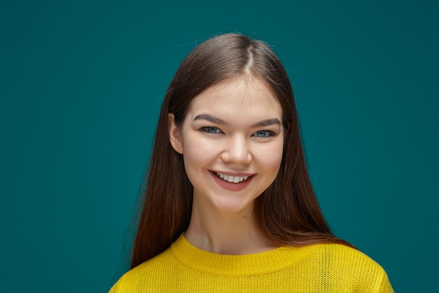 Linda e engraçada estudante feliz olhando para a câmera com dentes sorridentes retrato de estúdio de tiro na cabeça