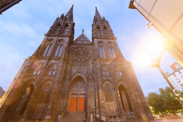 Linda e impressionante catedral de Clermont Ferrand, na França, escureceu de rochas vulcânicas