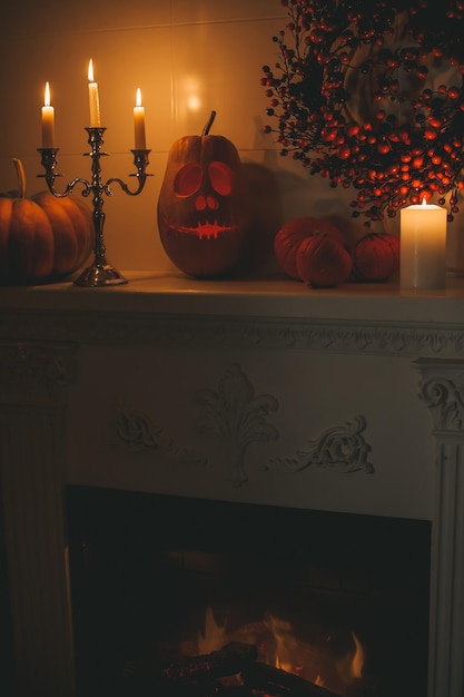 Linda e sorridente abóbora laranja esculpida o lanterna para o feriado de halloween no interior da casa noturna