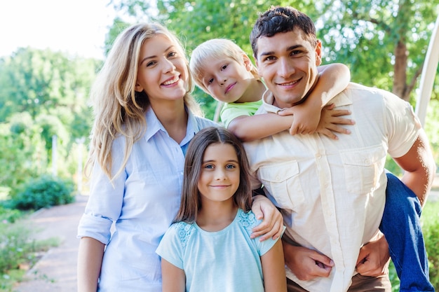 Linda e sorridente adorável família no parque