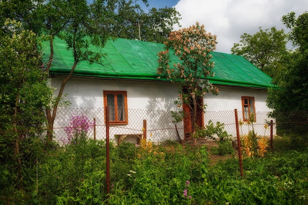 Linda e velha casa ucraniana na aldeia