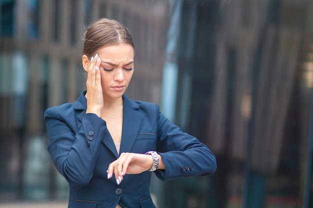 Linda empresária cansada e exausta com pressa