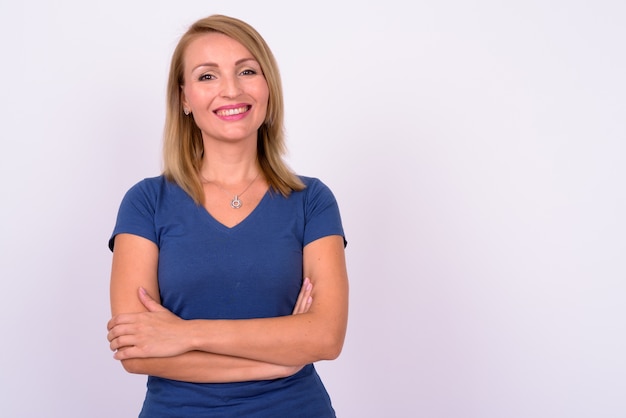 linda empresária com cabelo loiro e camisa azul contra o espaço em branco