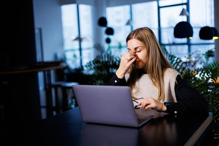 Linda empresária elegante atraente inteligente em uma grande empresa realiza uma reunião on-line com parceiros de negócios internacionais, ela se senta em uma mesa no local de trabalho com um laptop