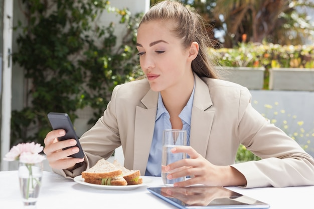 Linda empresária em seu almoço