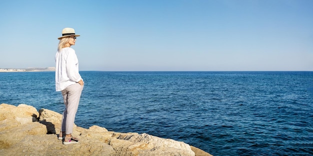 Linda empresária fora do escritório de férias no mar Banner com espaço de cópia