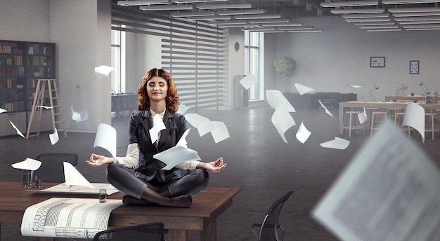 Linda empresária meditando, mantenha a calma, sem estresse. Mídia mista