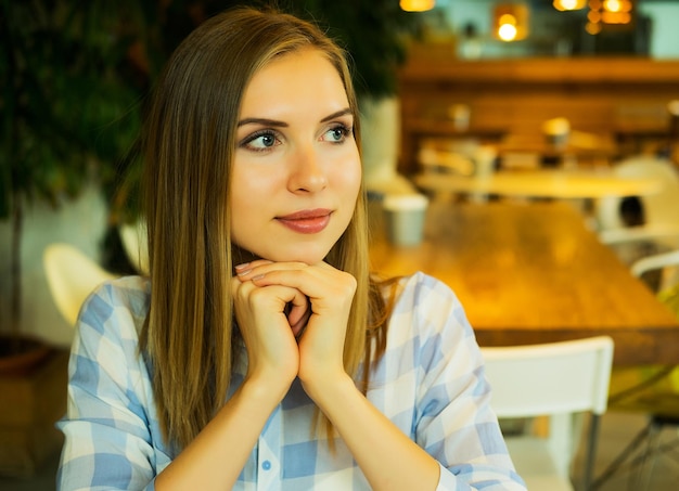 Linda empresária no coworking sorrindo fundo desfocado efeito de filme espaço aberto fechar