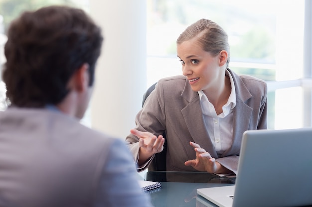 Linda empresária recebendo um cliente