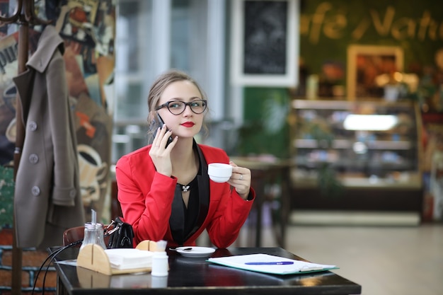 Linda empresaria va a una reunión de negocios en un café