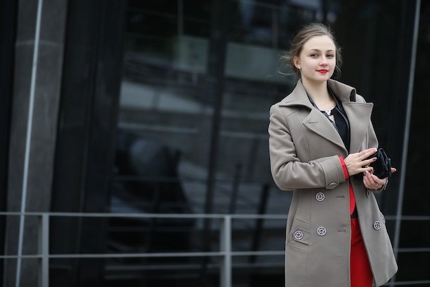 Linda empresaria va a una reunión de negocios en un café