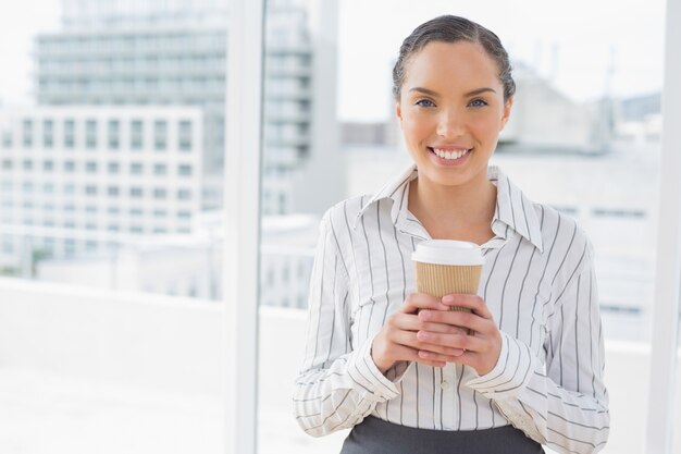 Linda empresária segurando um café