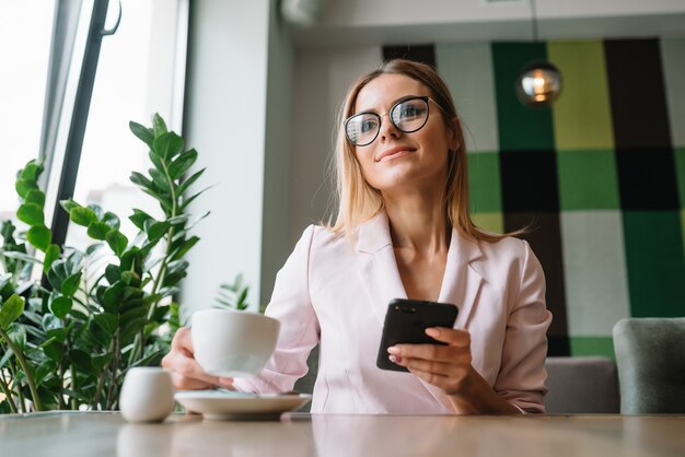 Linda empresária sentada em um café