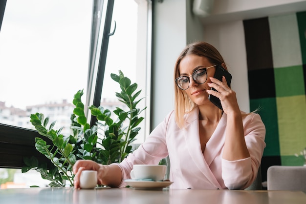 Linda empresária sentada em um café