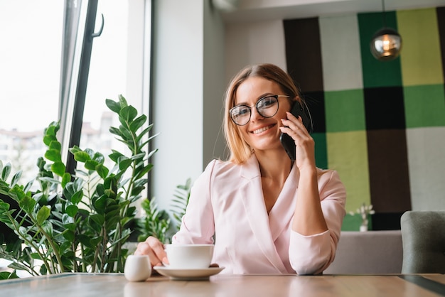 Linda empresária sentada em um café