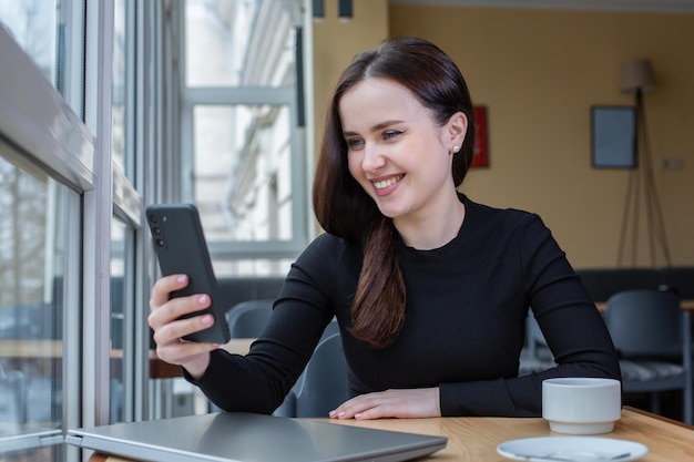 Linda empresária trabalhando em um laptop em uma freelancer feminina conectando