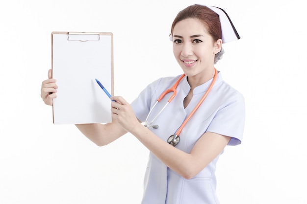 Linda enfermera mujer asiática en uniforme