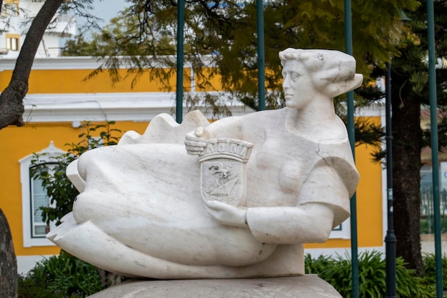 Linda estátua feminina no jardim