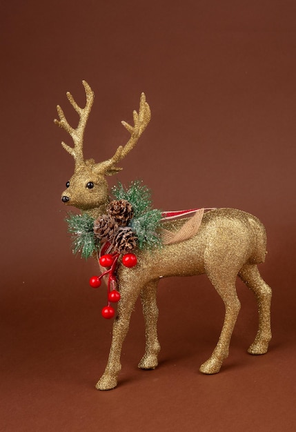 Foto linda estatueta de veado escandinavo dourado de natal