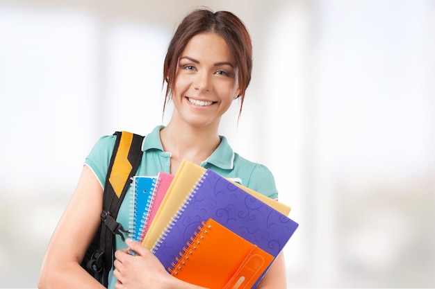 Linda estudante com mochila e livros,