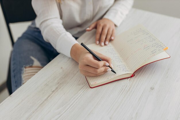 Linda estudante faz anotações em um caderno