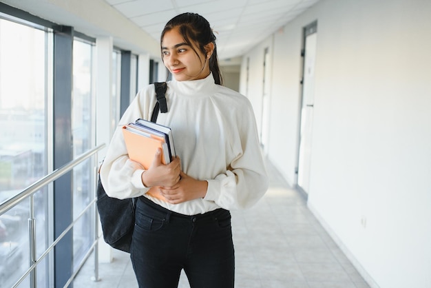 Linda estudante universitária indiana. O conceito de ensino superior.