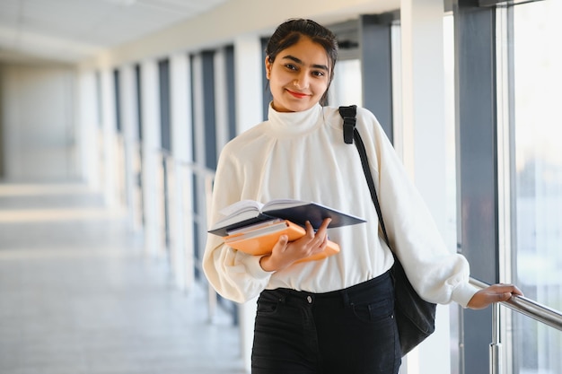 Linda estudante universitária indiana. O conceito de ensino superior.