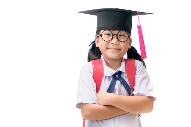 Linda estudiante asiática con graduado casquillo aislado