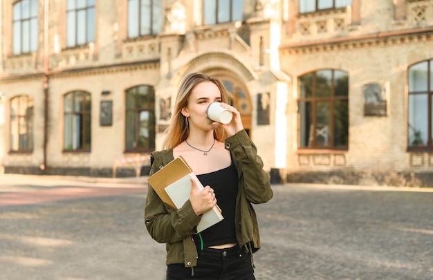 Linda estudiante bebiendo café en un descanso entre clases Estudiante de ocio