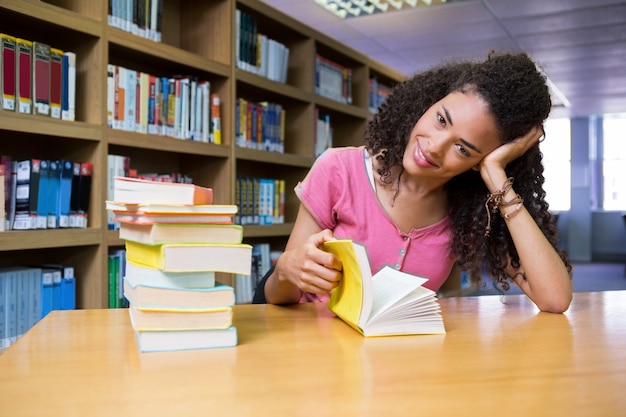 Linda estudiante estudiando en la biblioteca