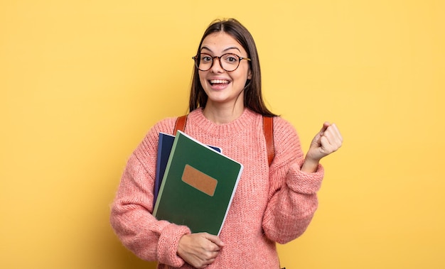 Linda estudiante mujer sorprendida, riendo y celebrando el éxito