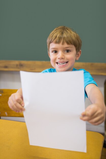 Linda estudiante sonriendo a la cámara en la página de muestra de aula