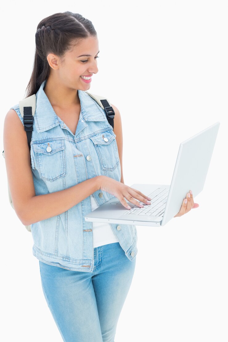 Foto linda estudiante usando su computadora portátil
