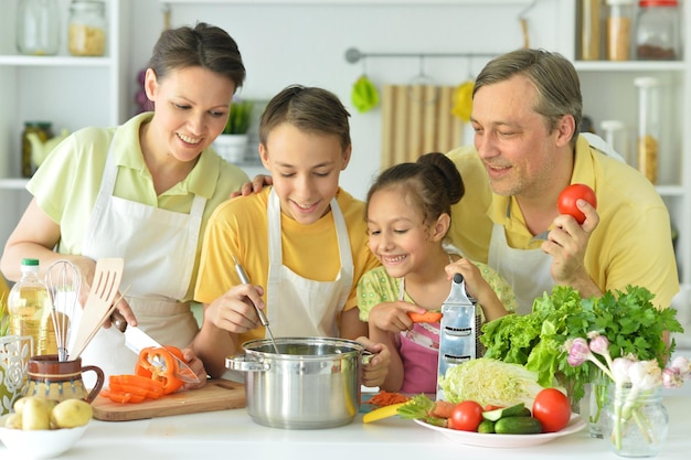 Linda familia cocinando juntos en la cocina