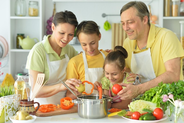 Linda familia cocinando juntos en la cocina