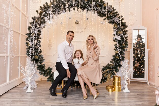 Linda família comemorando o natal