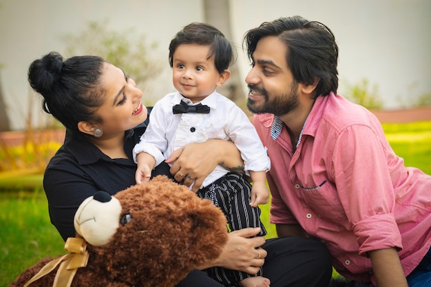 Foto linda familia disfrutando de un momento con su hijo