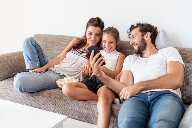 Foto linda familia divirtiéndose juntos