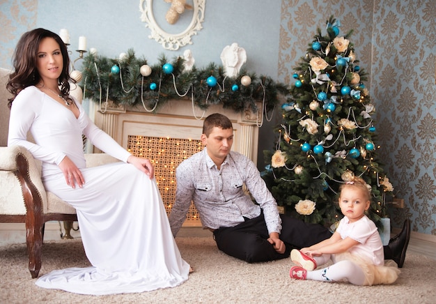 Linda família esperando o natal